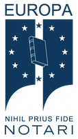 Emblema notarial EUROPA con libro azul, estrellas y el texto &ldquo;Nihil Prius Fide Notari&rdquo;