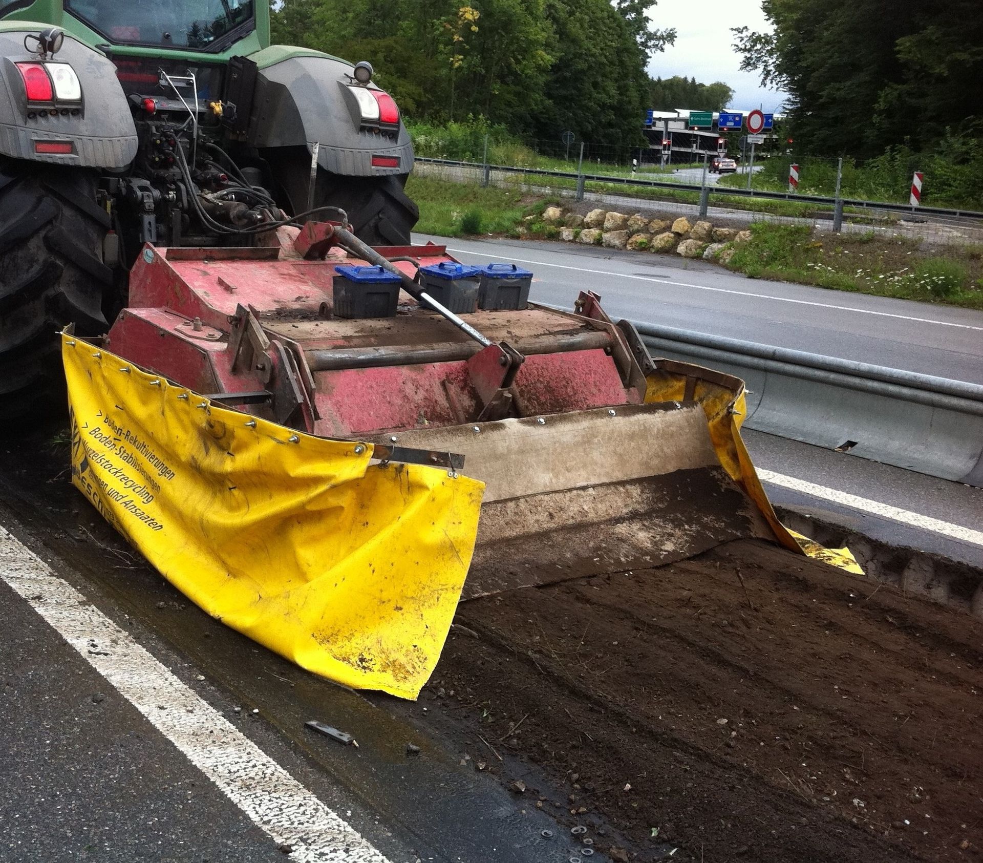 Forstmulcher Mittelstreifen Autobahn - Aeschlimann Umwelttechnik AG in Busswil BE