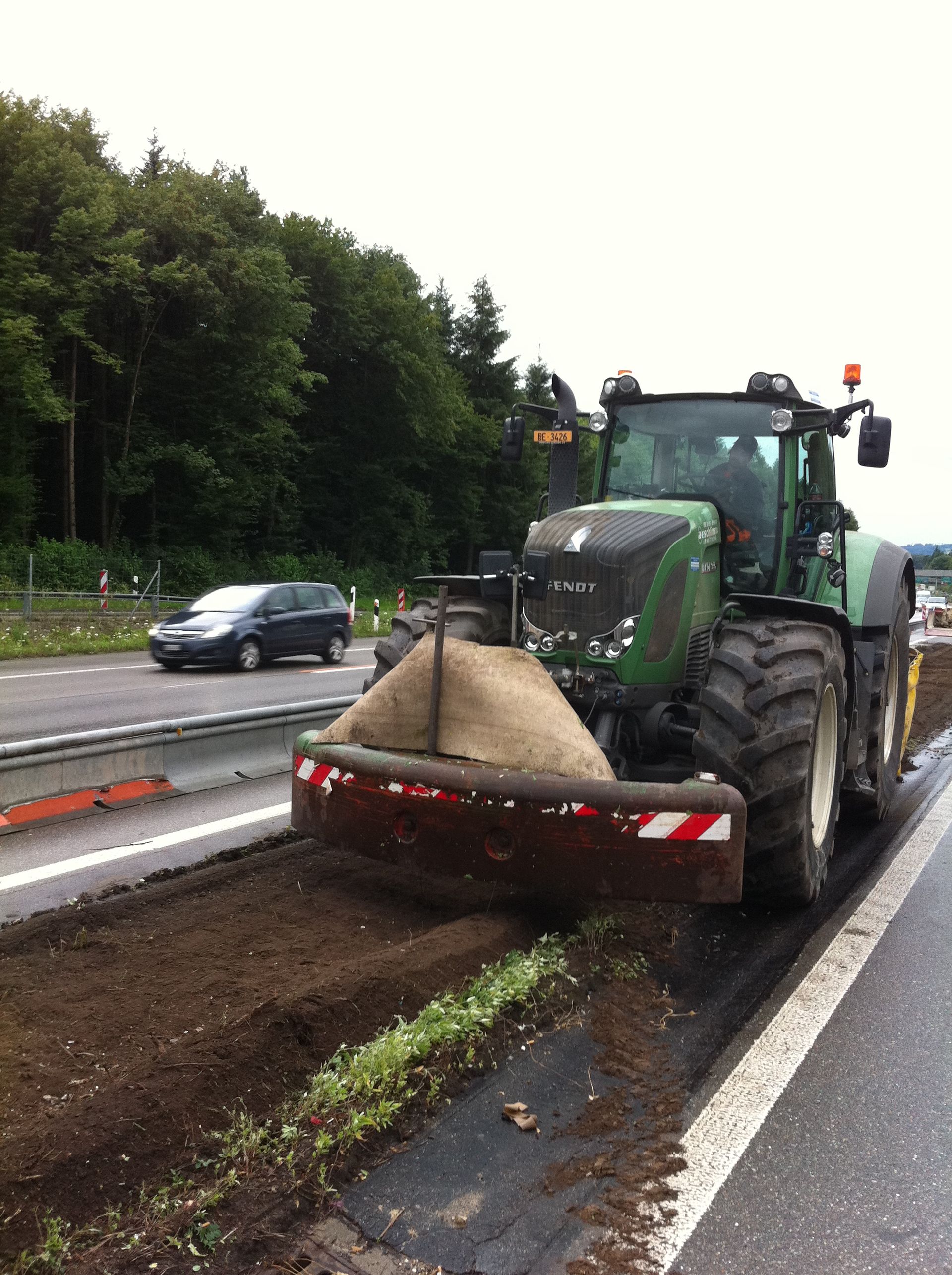 Forstmulcher Mittelstreifen Autobahn 2 - Aeschlimann Umwelttechnik AG in Busswil BE