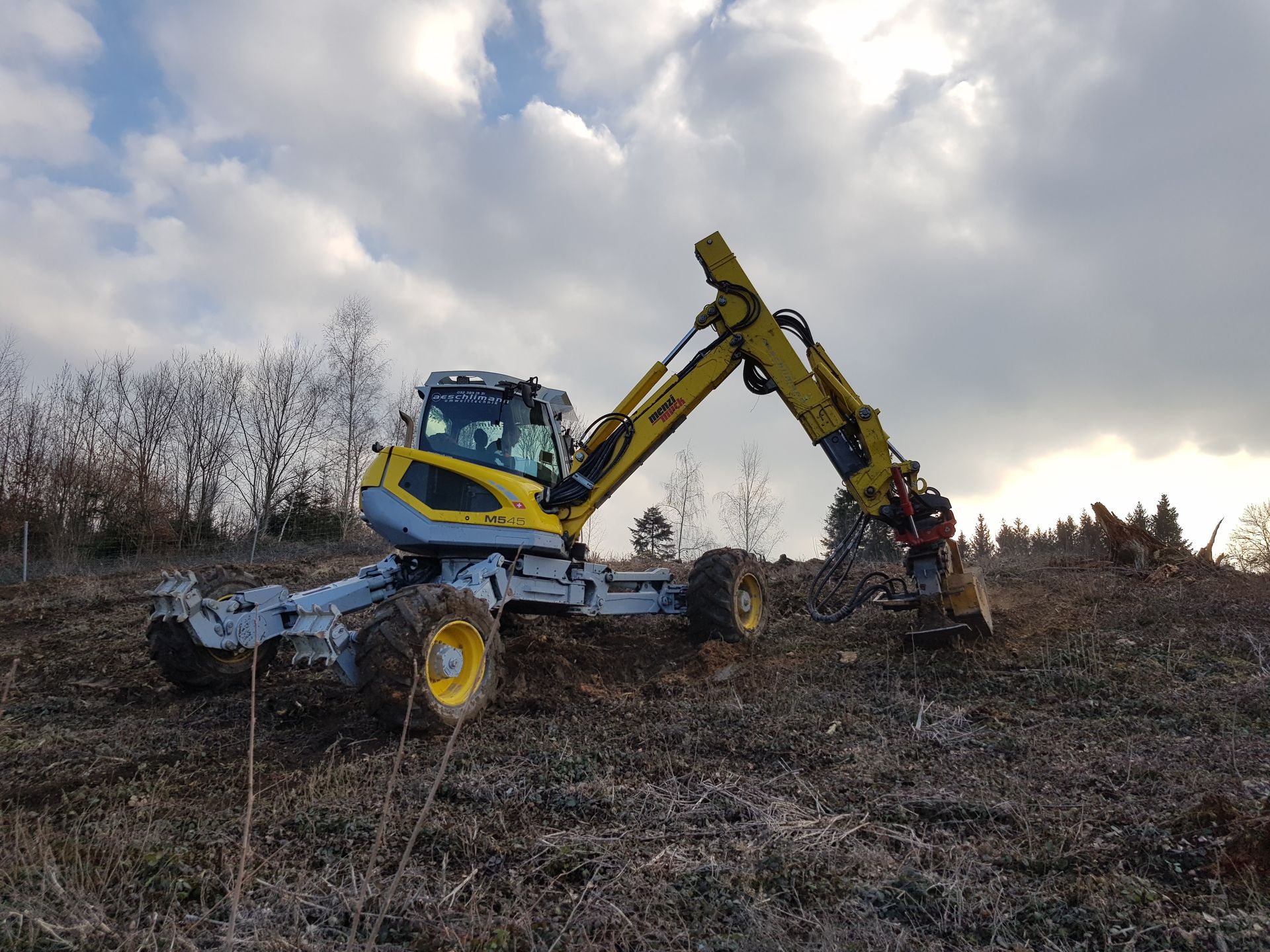 Wurzelstockfräse mit Menzi Muck - Aeschlimann Umwelttechnik AG in Busswil BE