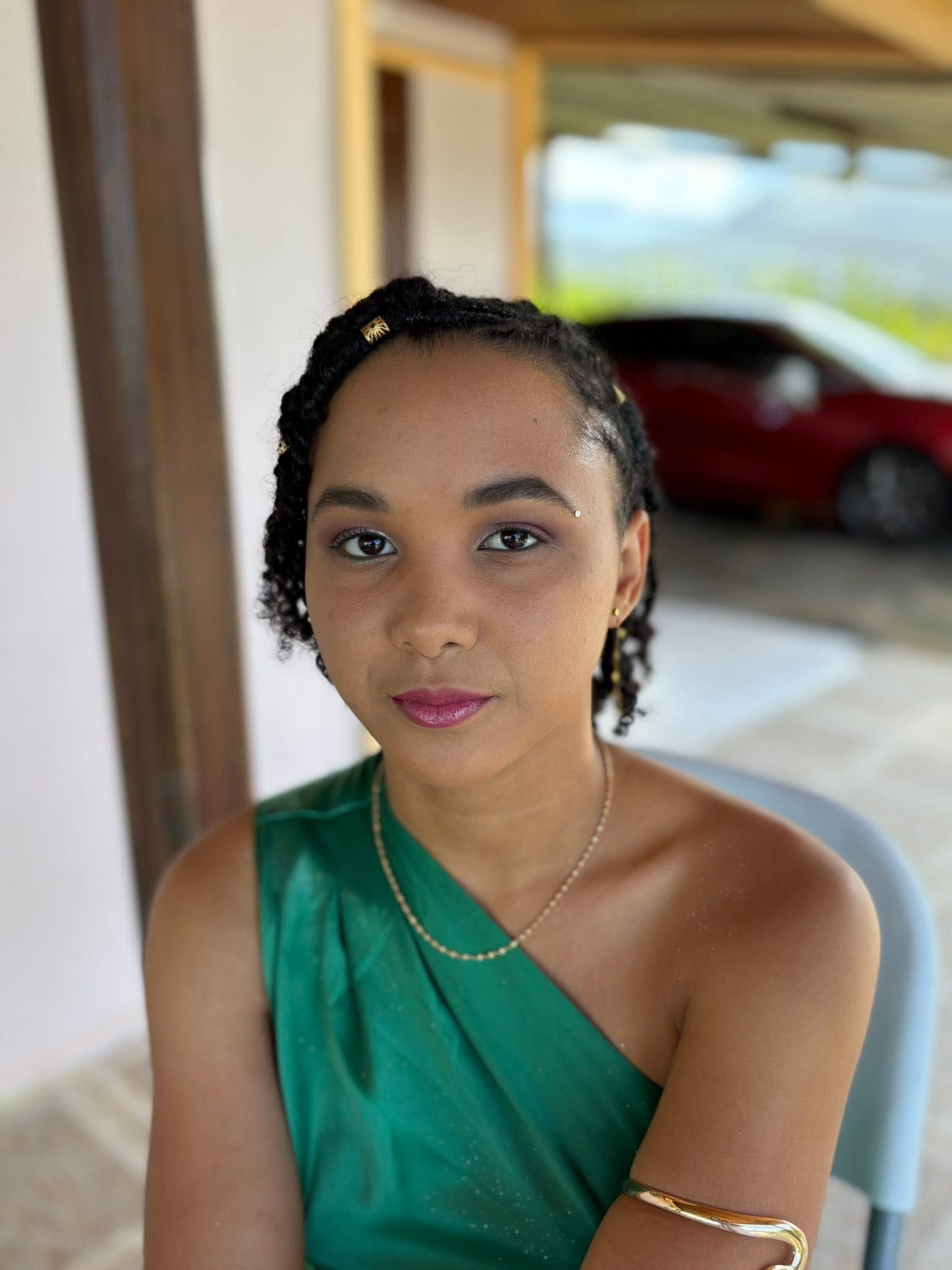 Femme vêtue d'une robe verte asymétrique