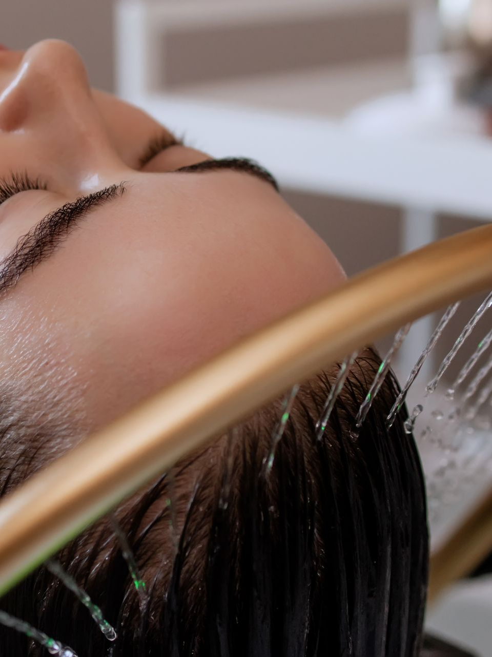 Gros plan sur une personne recevant un soin head spa