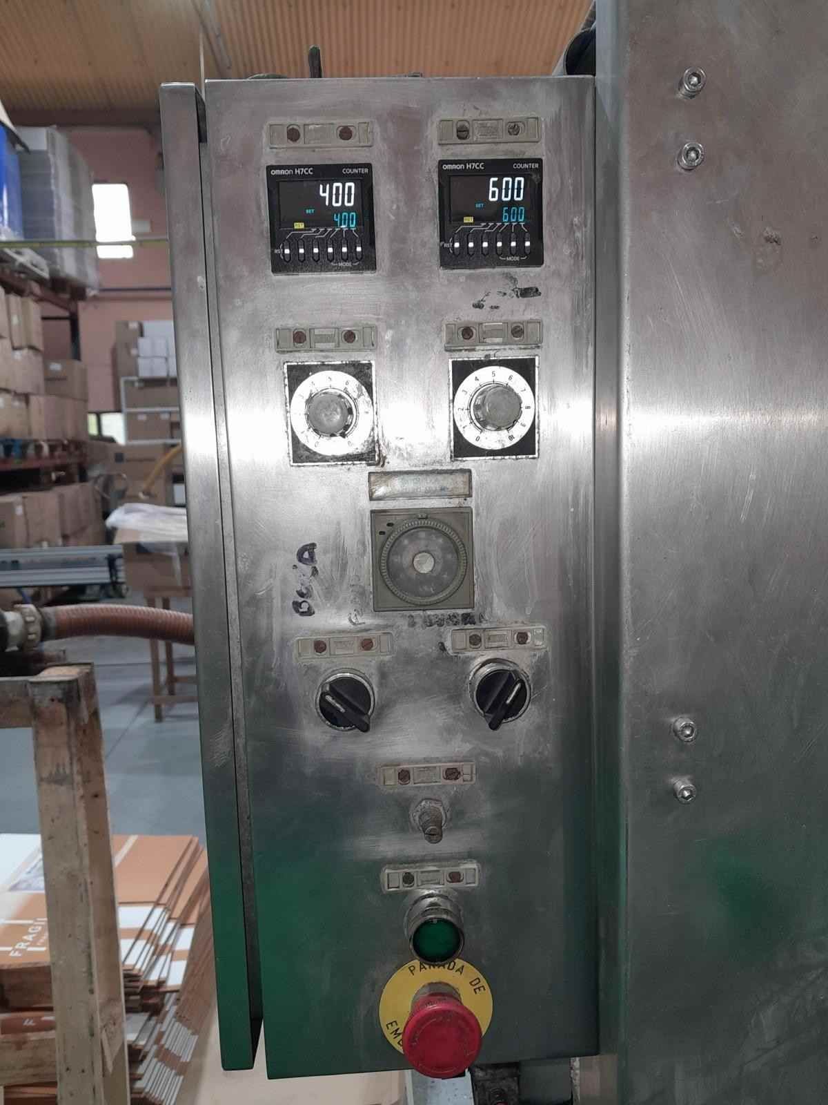 Cuadro eléctrico con filas de disyuntores y cableado azul en el interior de una caja metálica
