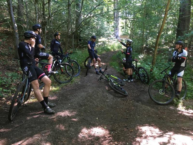 Mountainbiken door bos