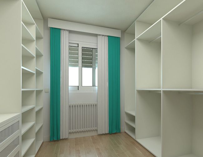 Dressing avec étagères blanches, rideaux turquoise et fenêtre avec stores.