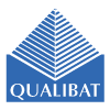 Logo QUALIBAT bleu avec un motif pyramidal.