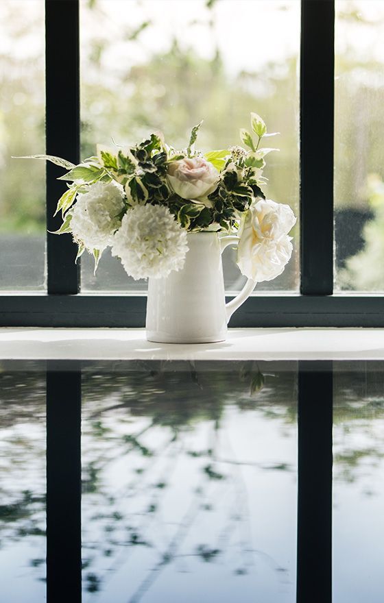 Jolie composition photographique avec verrière et fleurs blanches
