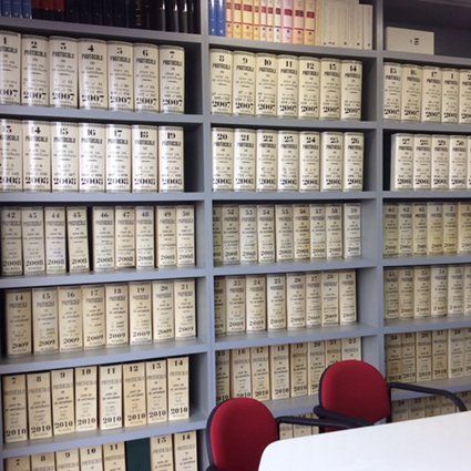 Una estantería llena de muchos libros, incluidos los números del 1 al 12.