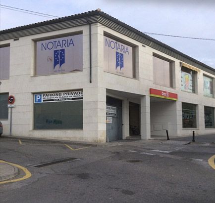Un edificio con un cartel que dice notaria