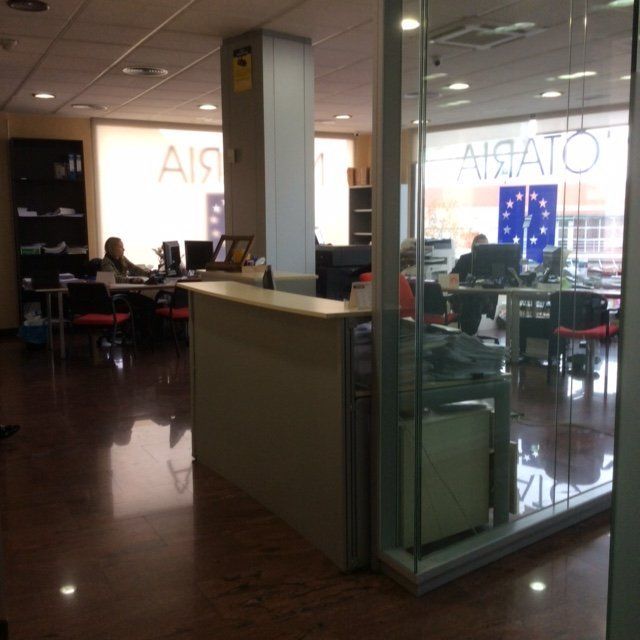 Notaría está escrito en una ventana de vidrio en una oficina.