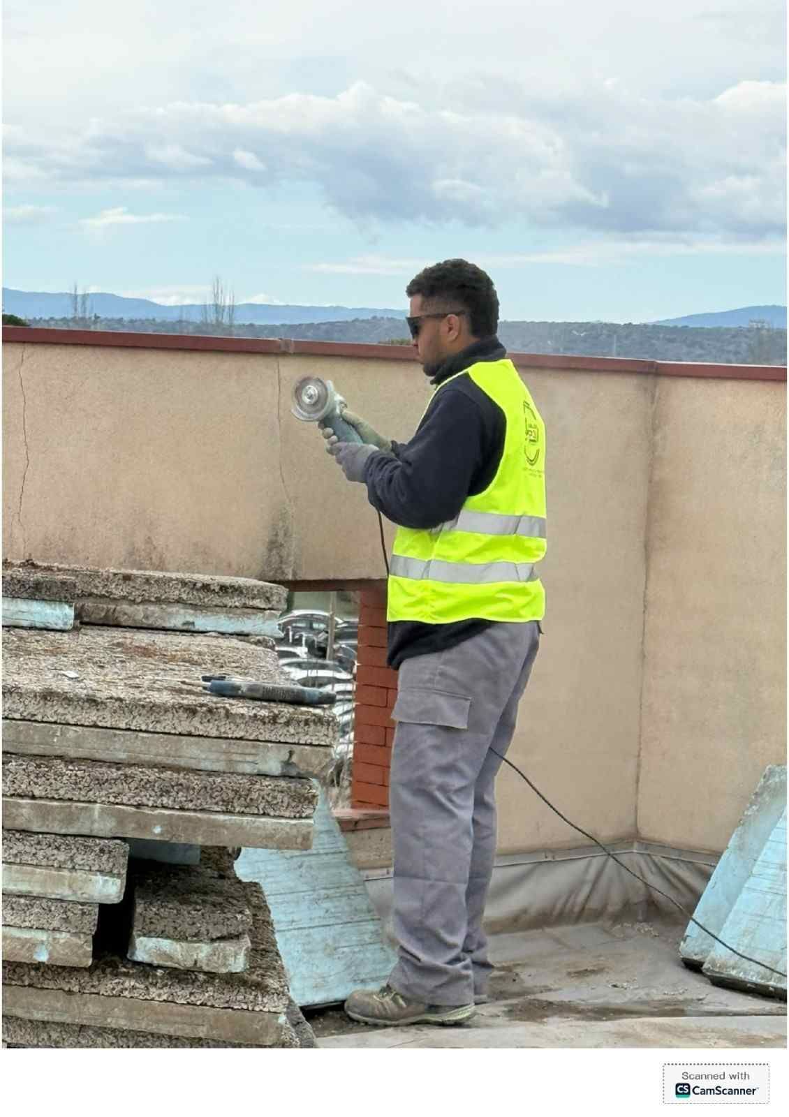 Un trabajador con un chaleco de seguridad de color 