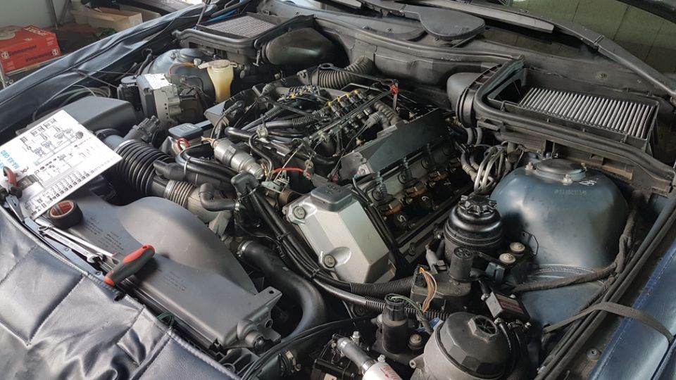 Blick auf den Elektronik- und Motorraum eines Autos