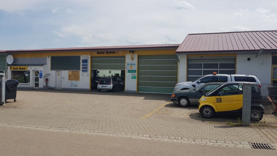 Werkstatthof mit geparkten Autos