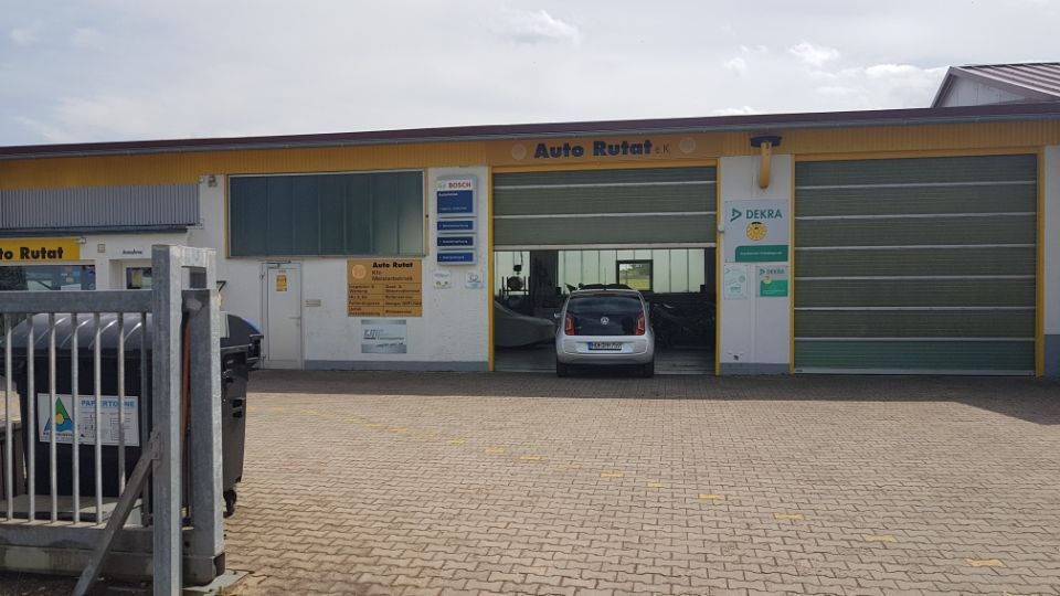 Auto fährt gerade in die Garage