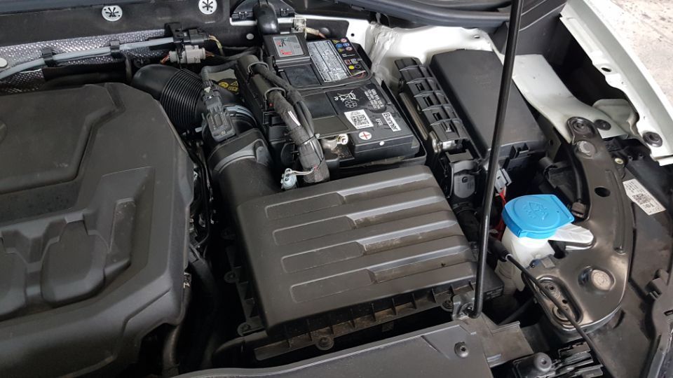 Blick auf Elektronik bei geöffneter Motorhaube