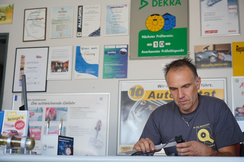 Kfz-Mechaniker am Schreibtisch