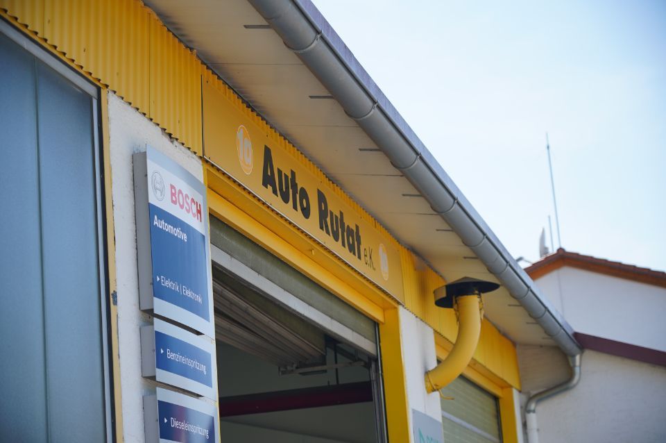 Nahaufnahme Firmenname an der Werkstatt