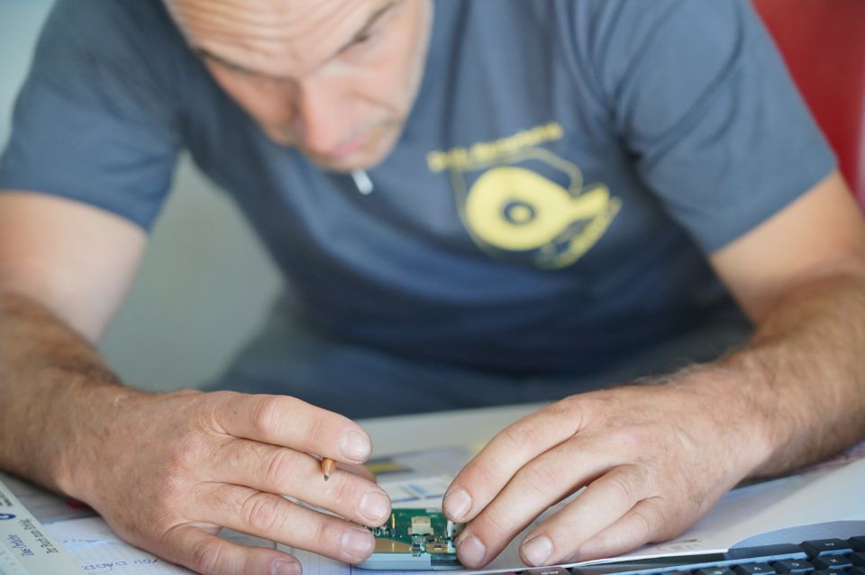 Mitarbeiter konzentriert arbeitend am Schreibtisch