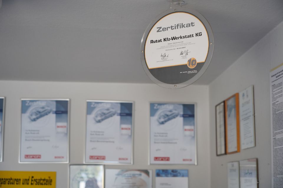 Zertifikate an der Wand