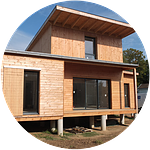 Maison en bois surélevée