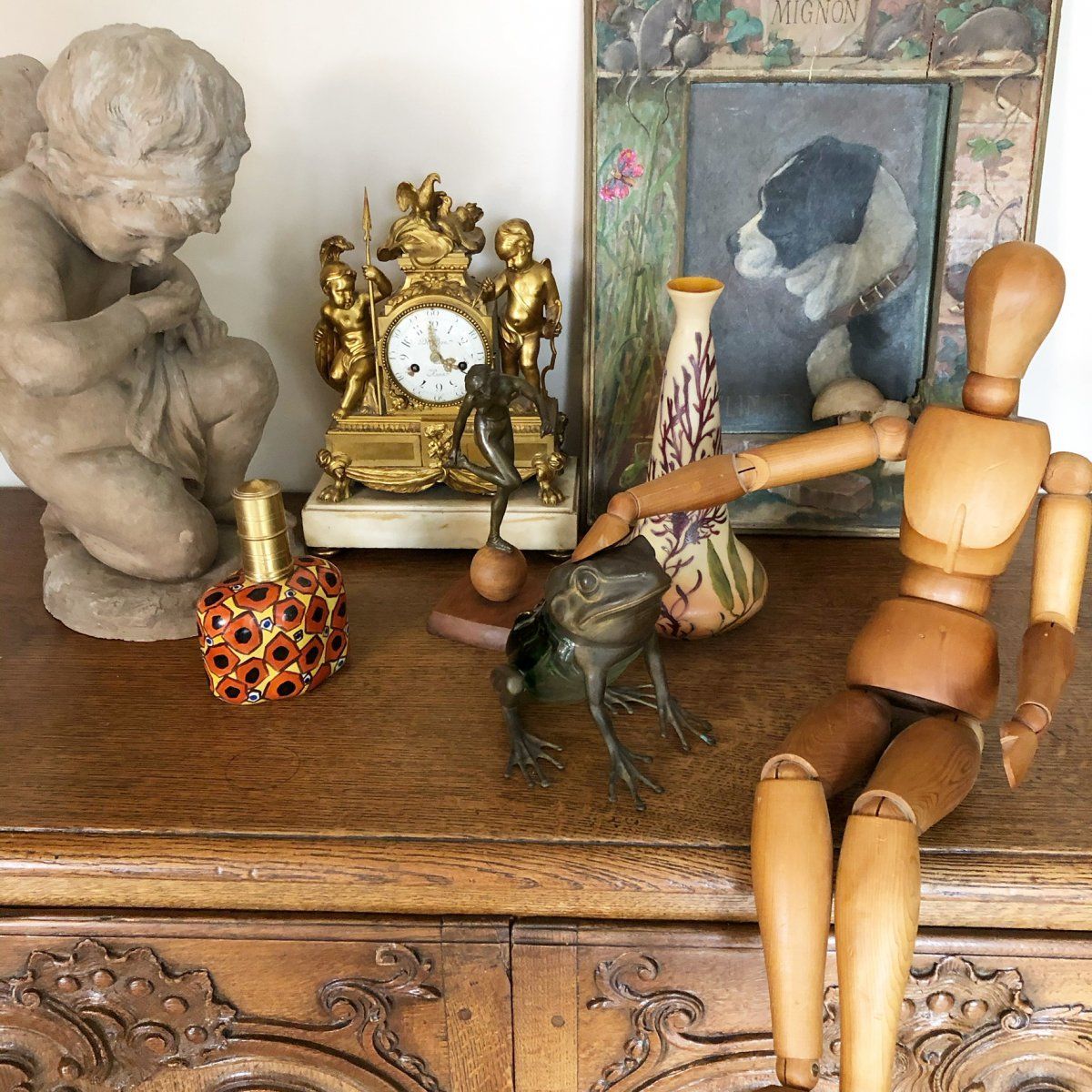 Différentes antiquités sur un meuble ancien