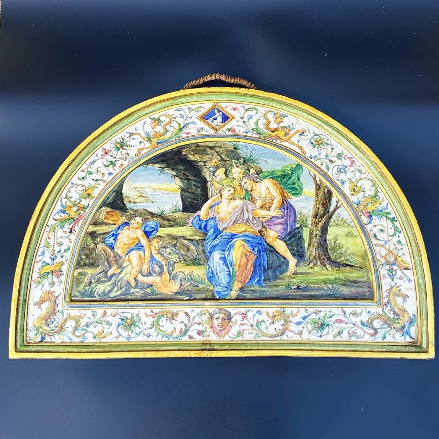 Tissu bleu avec une broderie représentant une peinture antique