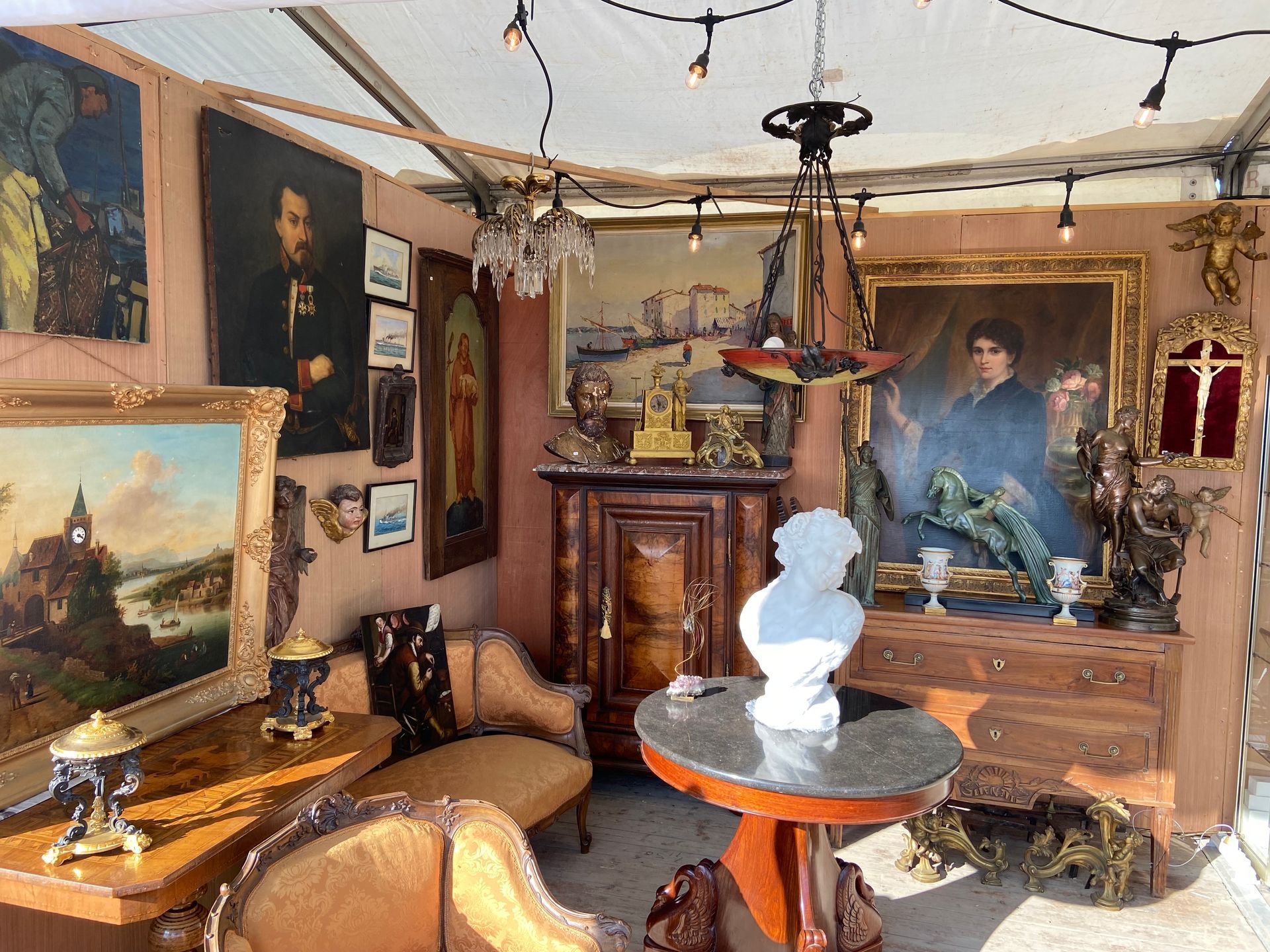 Brocante - mise en place d'antiquités