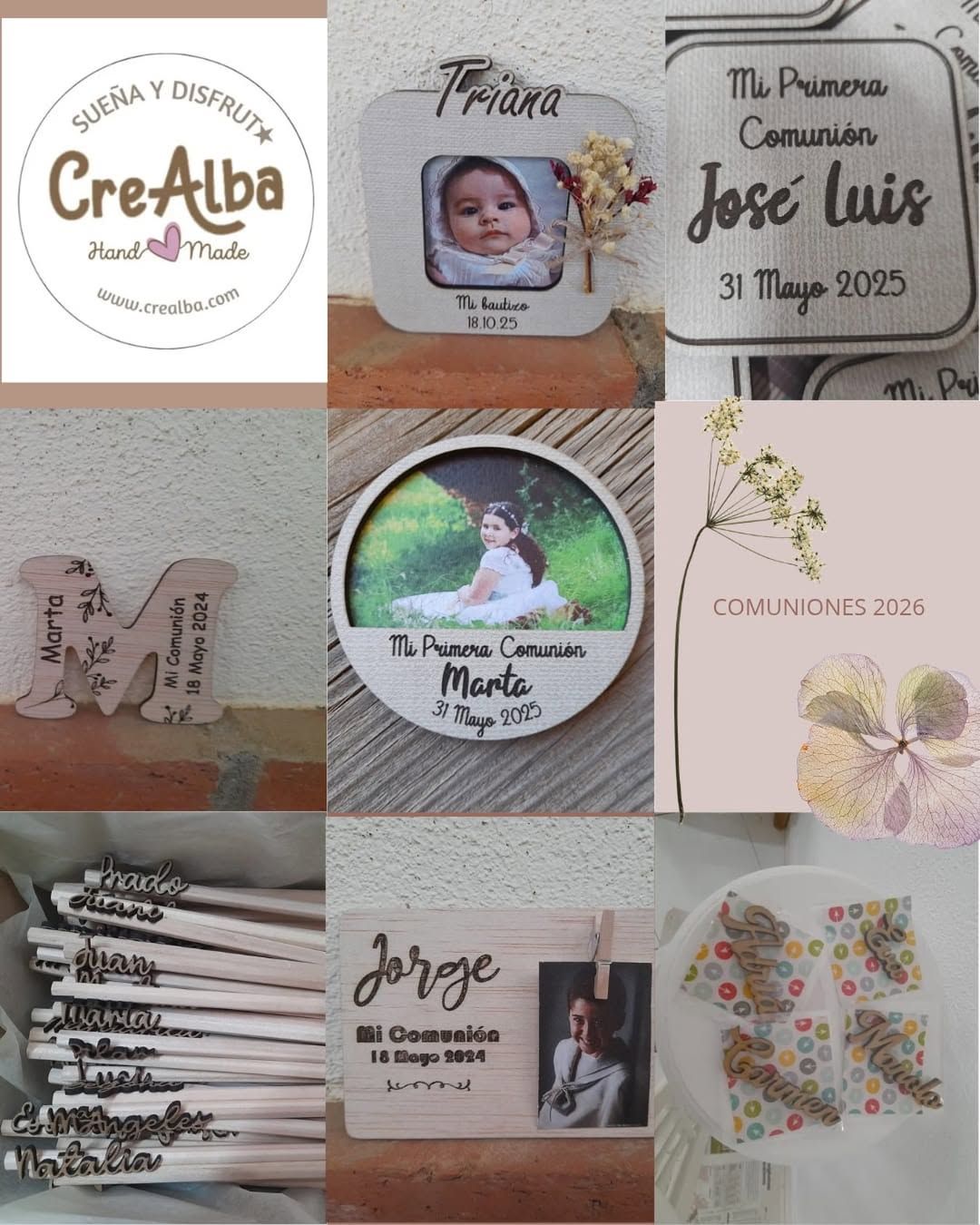 Varios marcos de fotos de madera, tazas y regalos envueltos estaban dispuestos sobre una mesa con luces de guirnalda cálidas detrás.