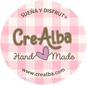 Logotipo de CreAlba Handmade con letras color canela y un corazón rosa entre “Hand” y “Made”.