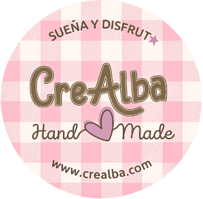 Logotipo de CreAlba Handmade con letras color canela y un corazón rosa entre “Hand” y “Made”.