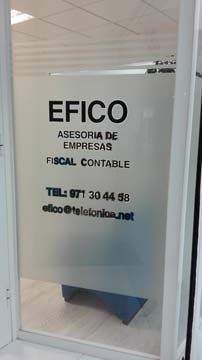 Una puerta de vidrio con un cartel que dice efico asesor de empresas fiscal contable.