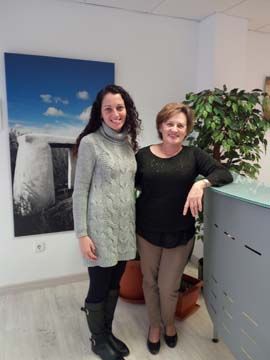 Dos mujeres están paradas una al lado de la otra en una habitación.