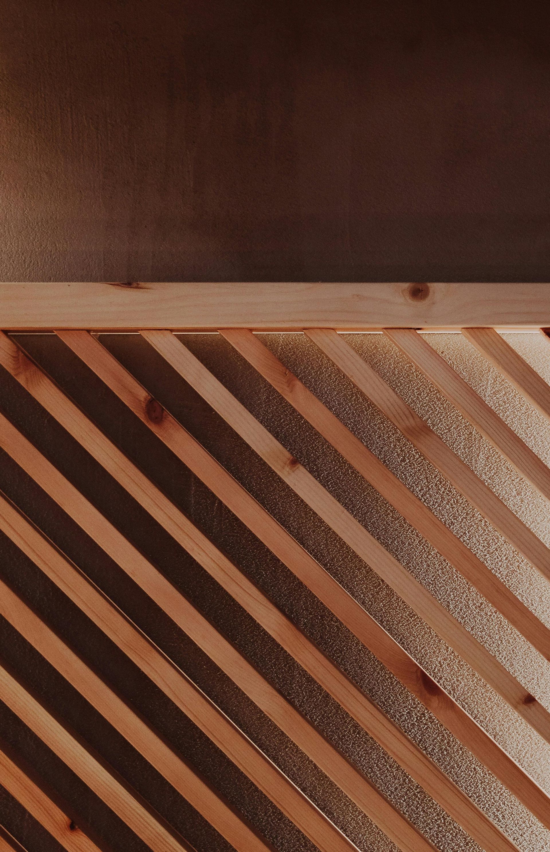 Motif à rayures diagonales marron et beige avec une bande marron foncé sur le haut
