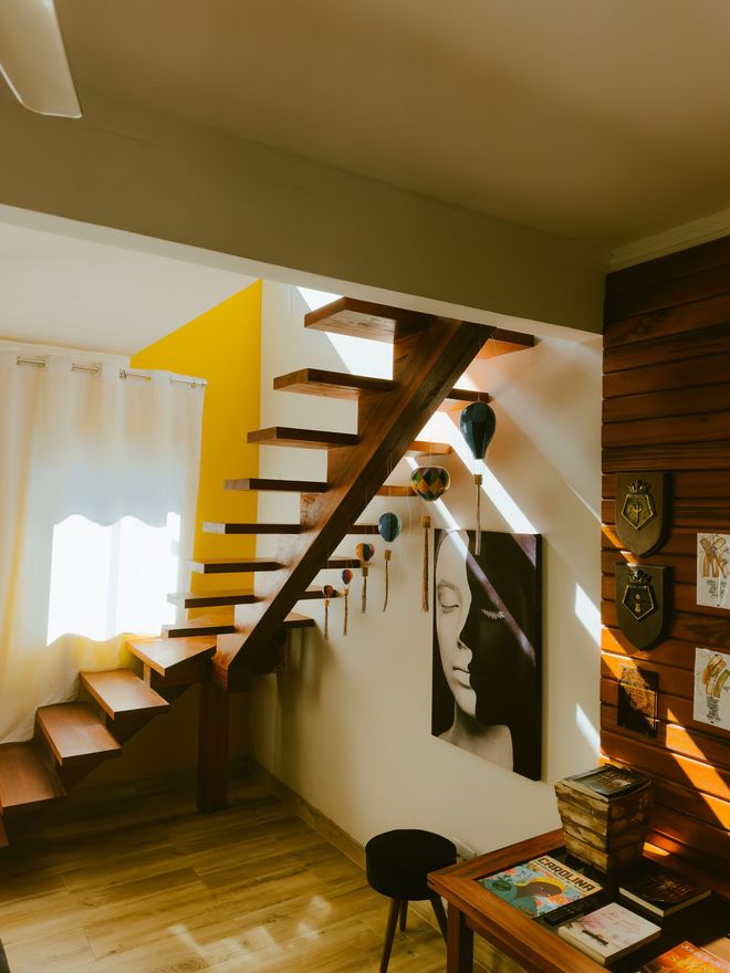 Escalier en construction avec bâche de protection noire sur les marches.
