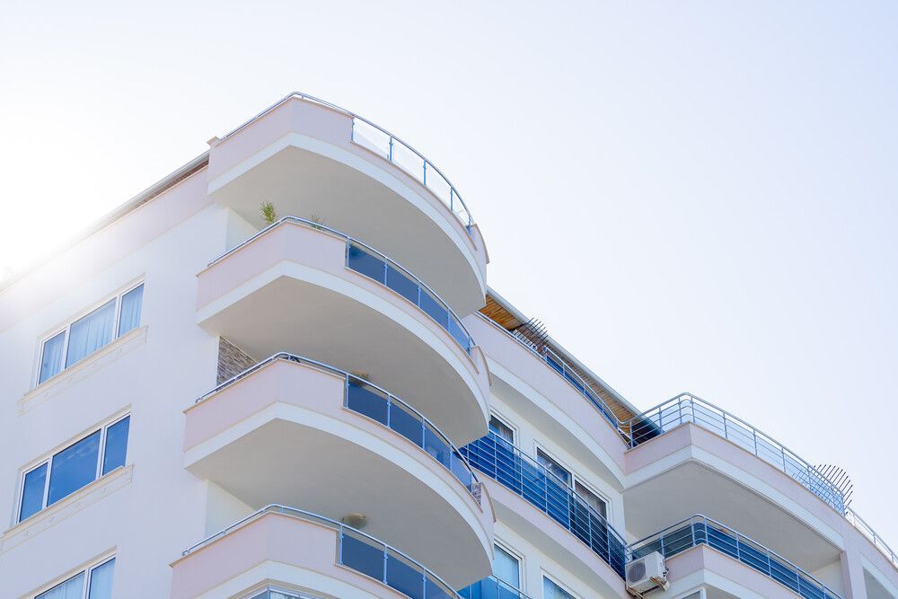 Un gran edificio de apartamentos con muchos balcones y ventanas.