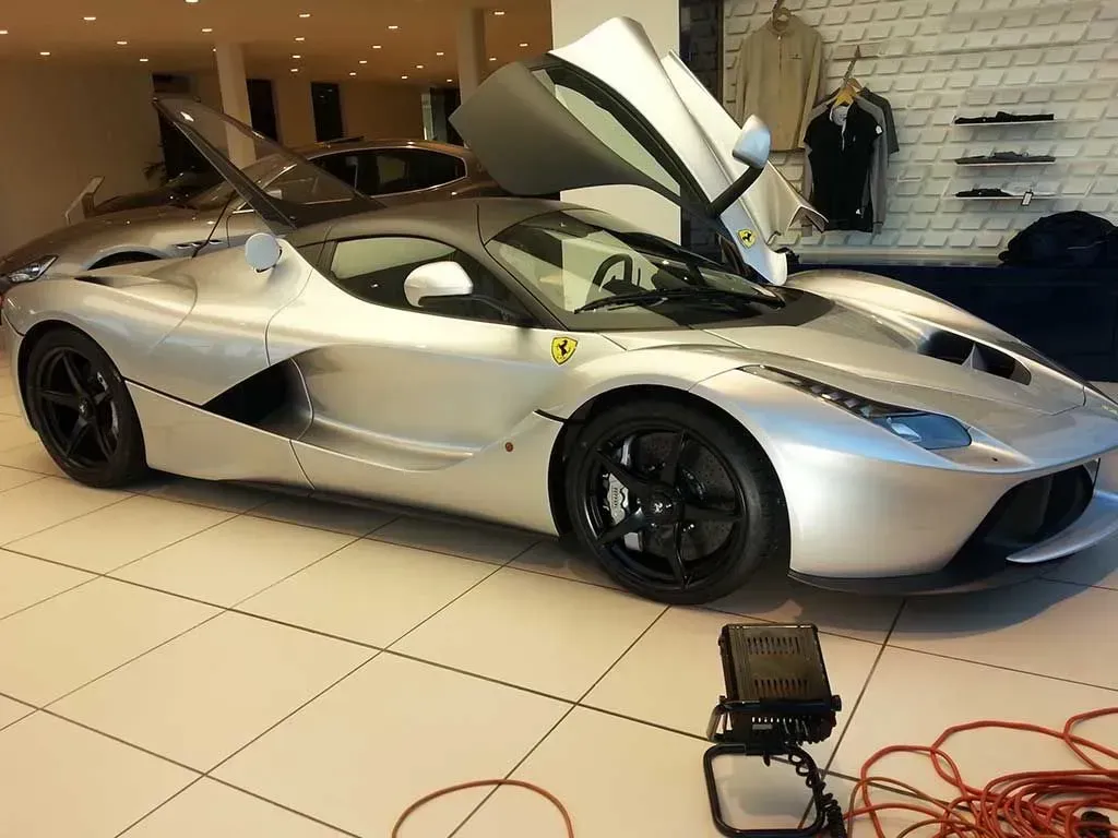 Silberner Ferrari mit offenen Türen 