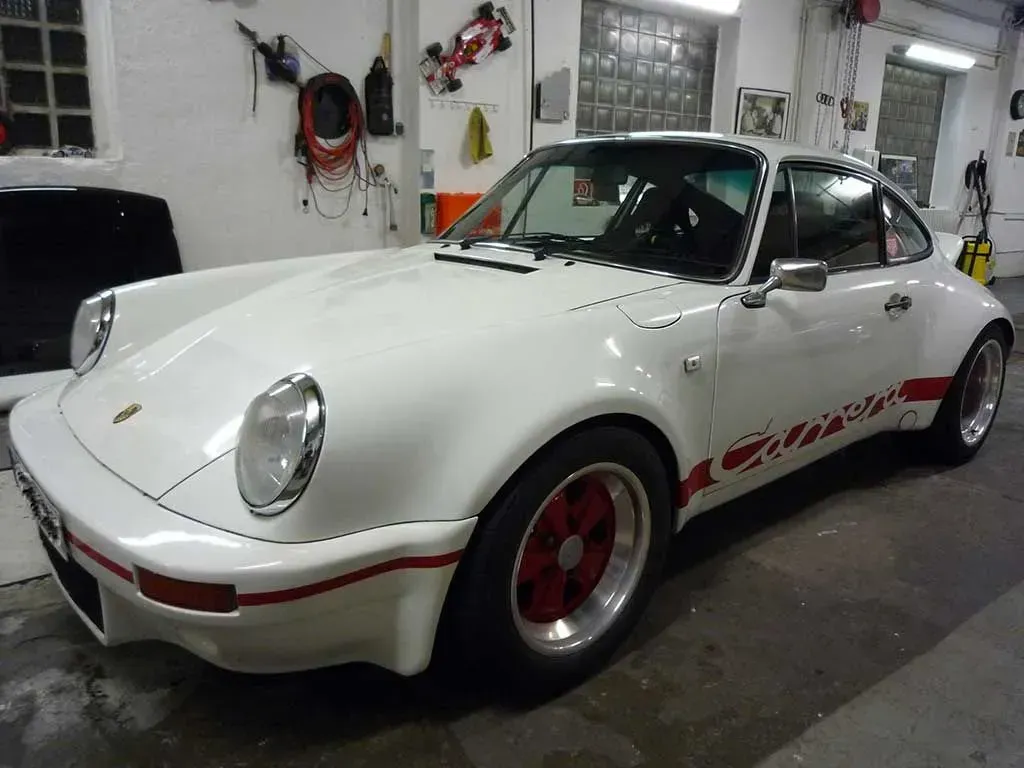 Weißer Sportoldtimer