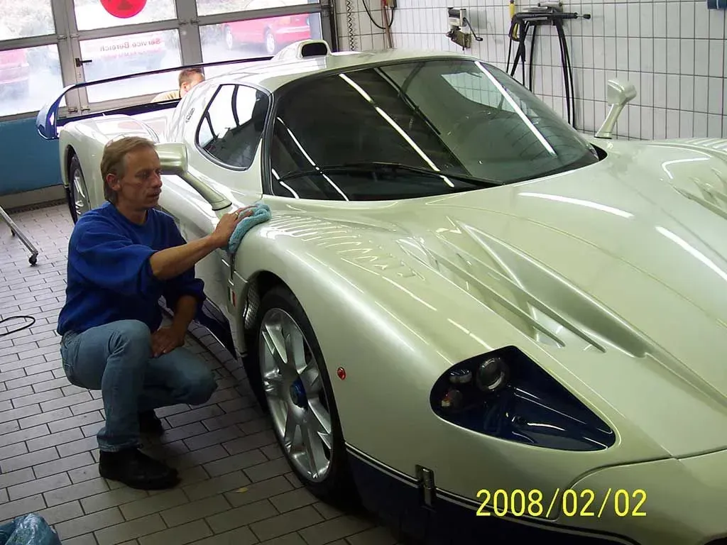 Sportwagen in einer Garage.