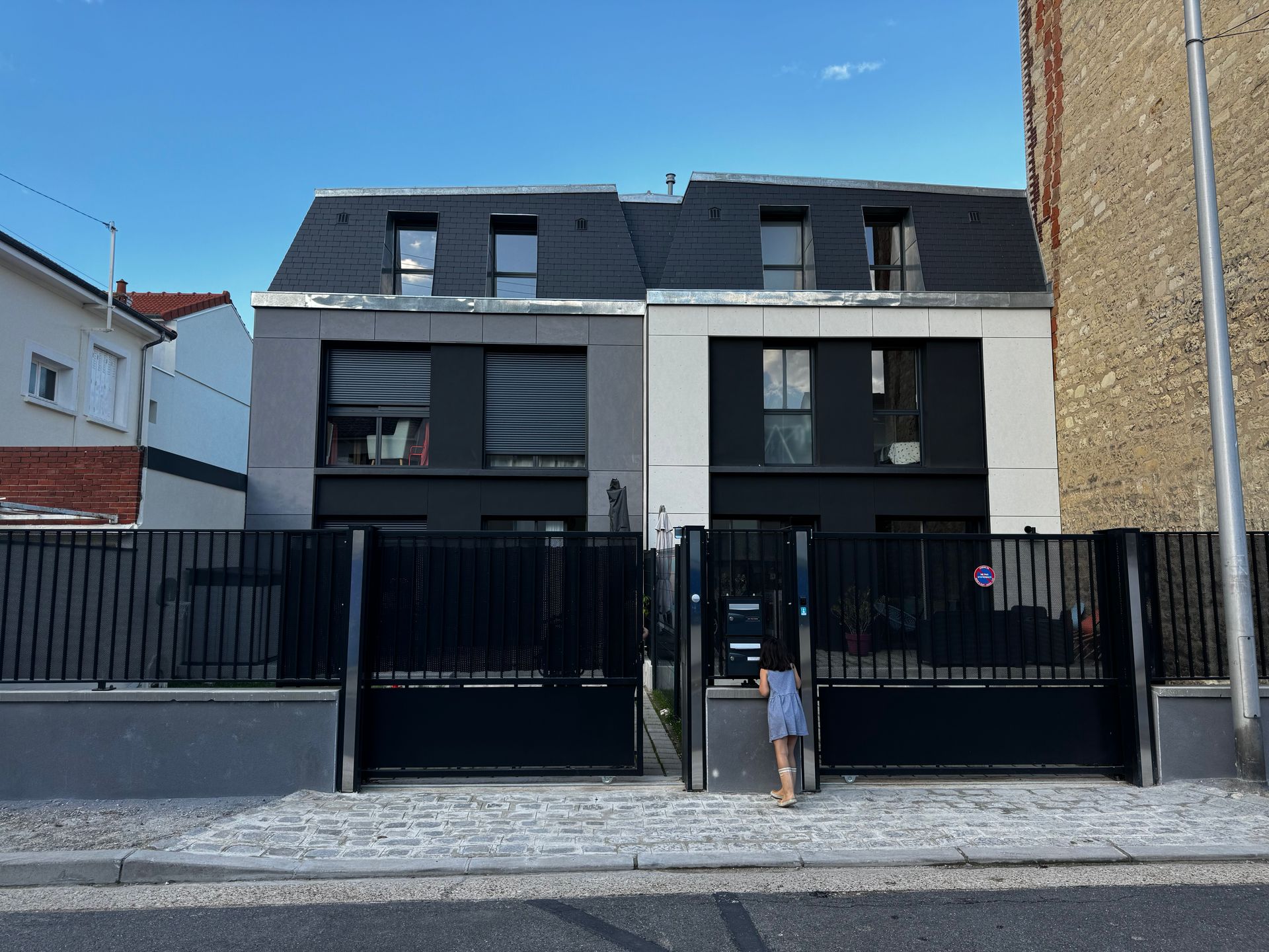 Une maison grise et une maison blanche