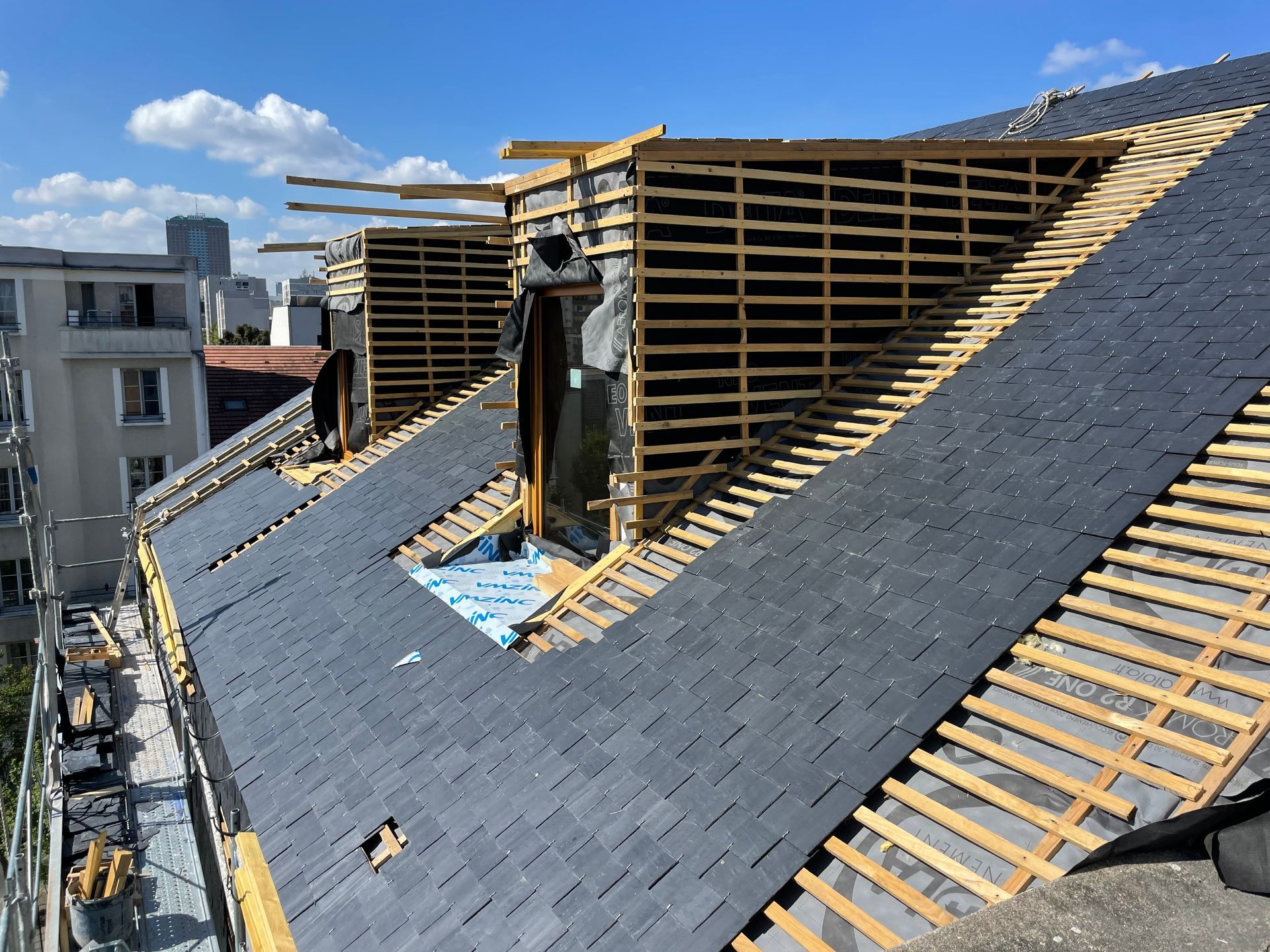 Des ardoises sur un toit