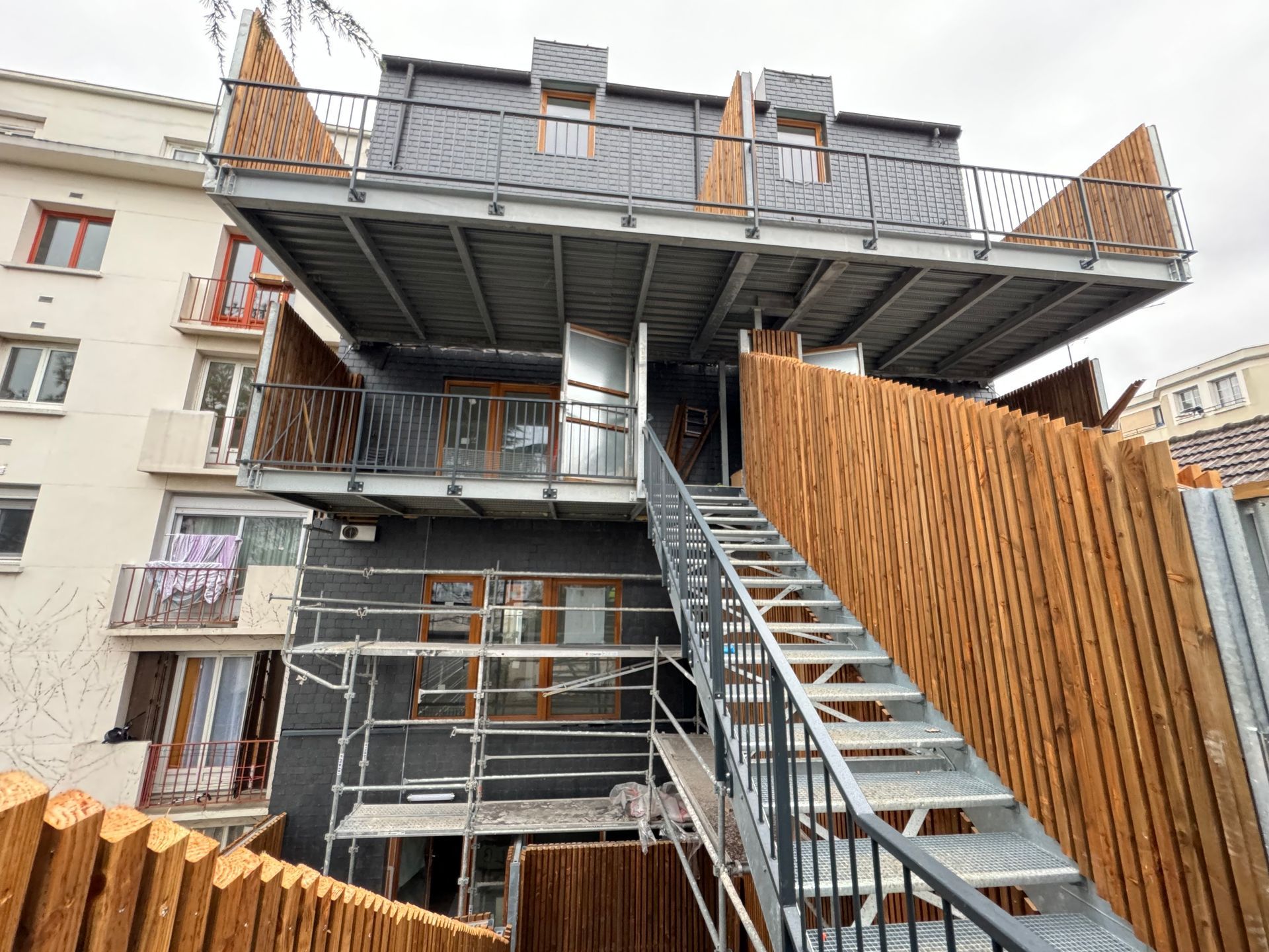 Un bardage en bois et un escalier