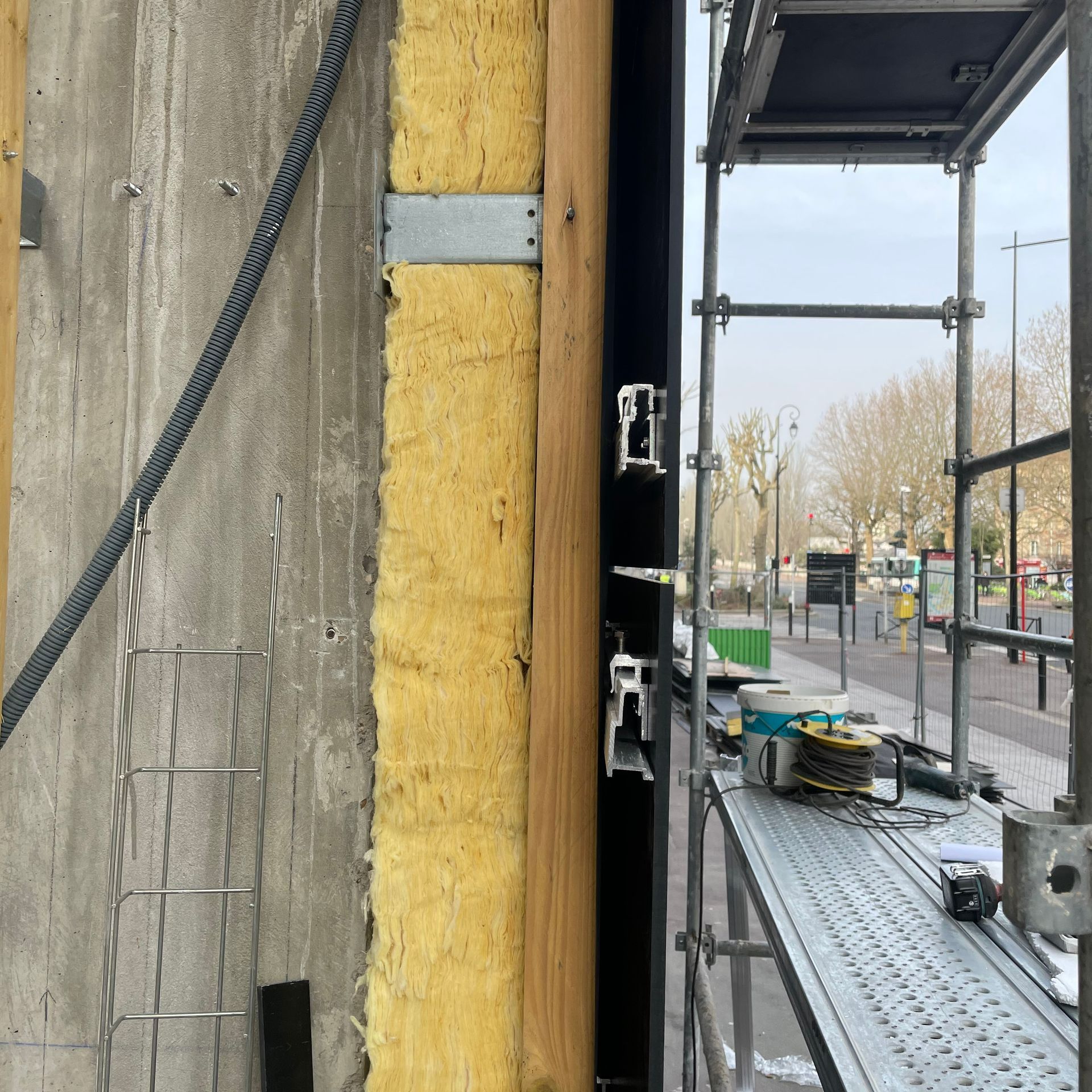 Des liteaux et une sous-toiture grise