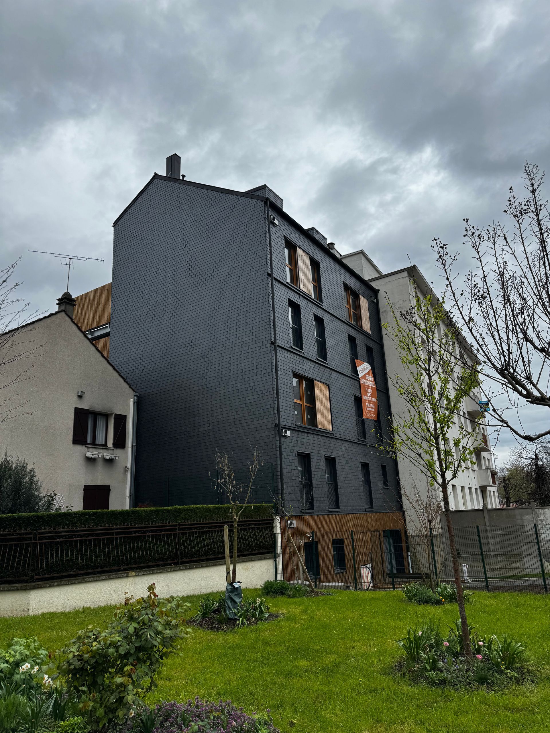 Maison noire de trois quarts