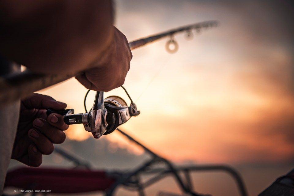 Nahaufnahme eines Anglers mit Angel