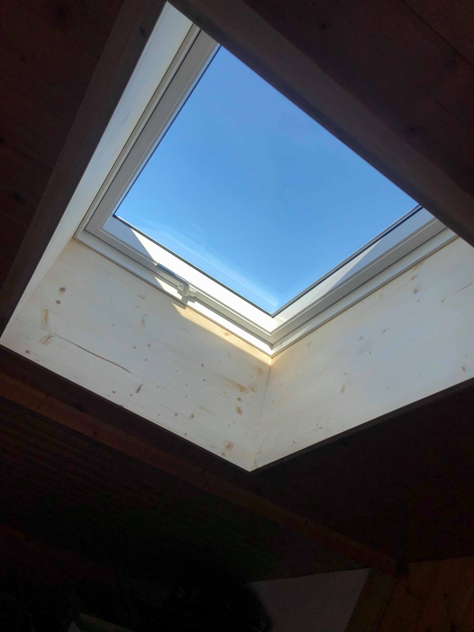 Pose de fenêtre de toit