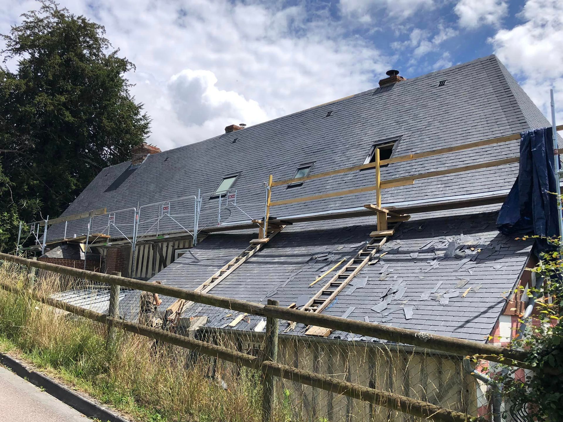 Rénovation complète d'une couverture de toit en ardoise