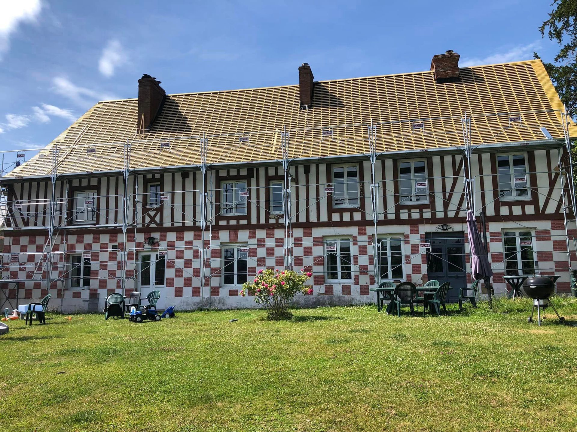 Des travaux de rénovation de toiture en cours