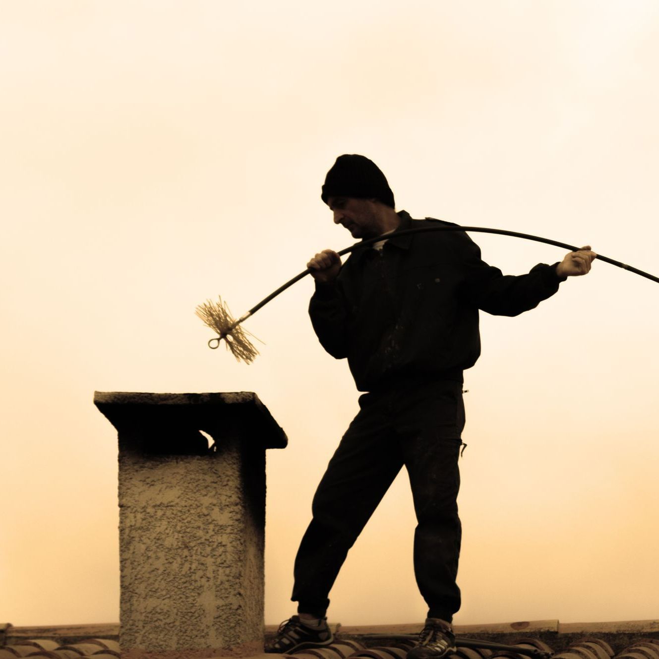 Un ramoneur sur un toit