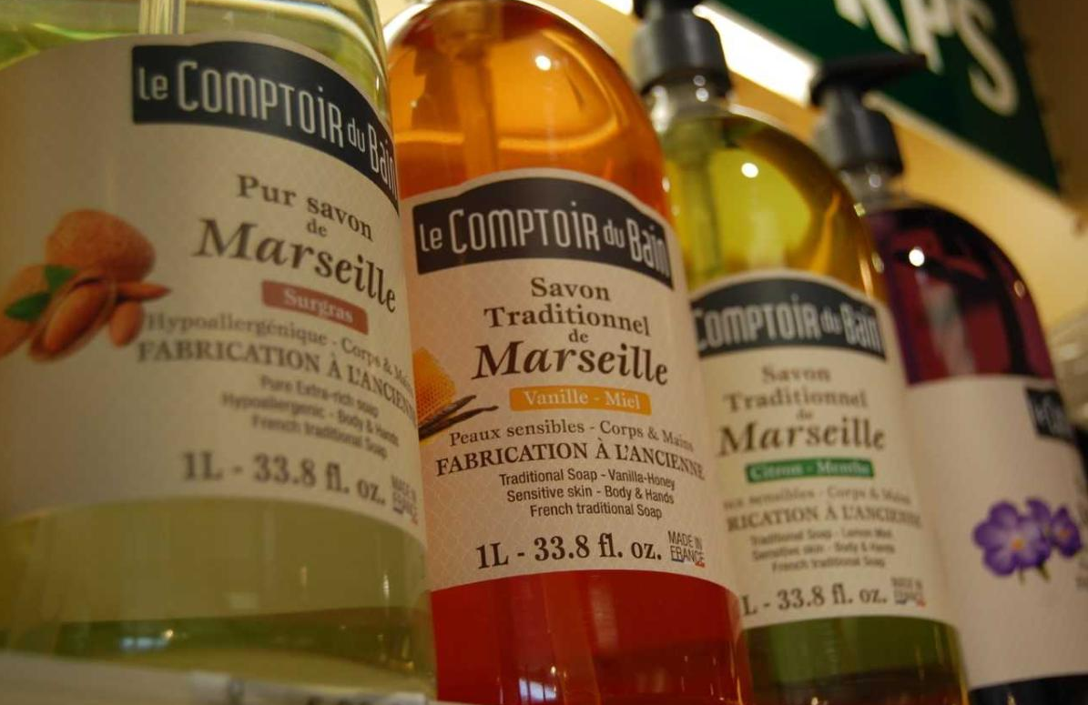 Une étagère avec des bouteilles de produits d'hygiène posés dessus