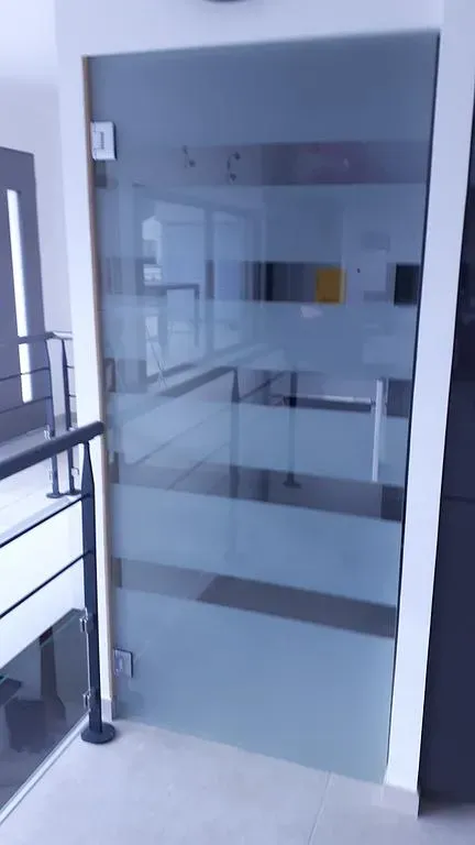 Porte vitrée avec des bandes opaques